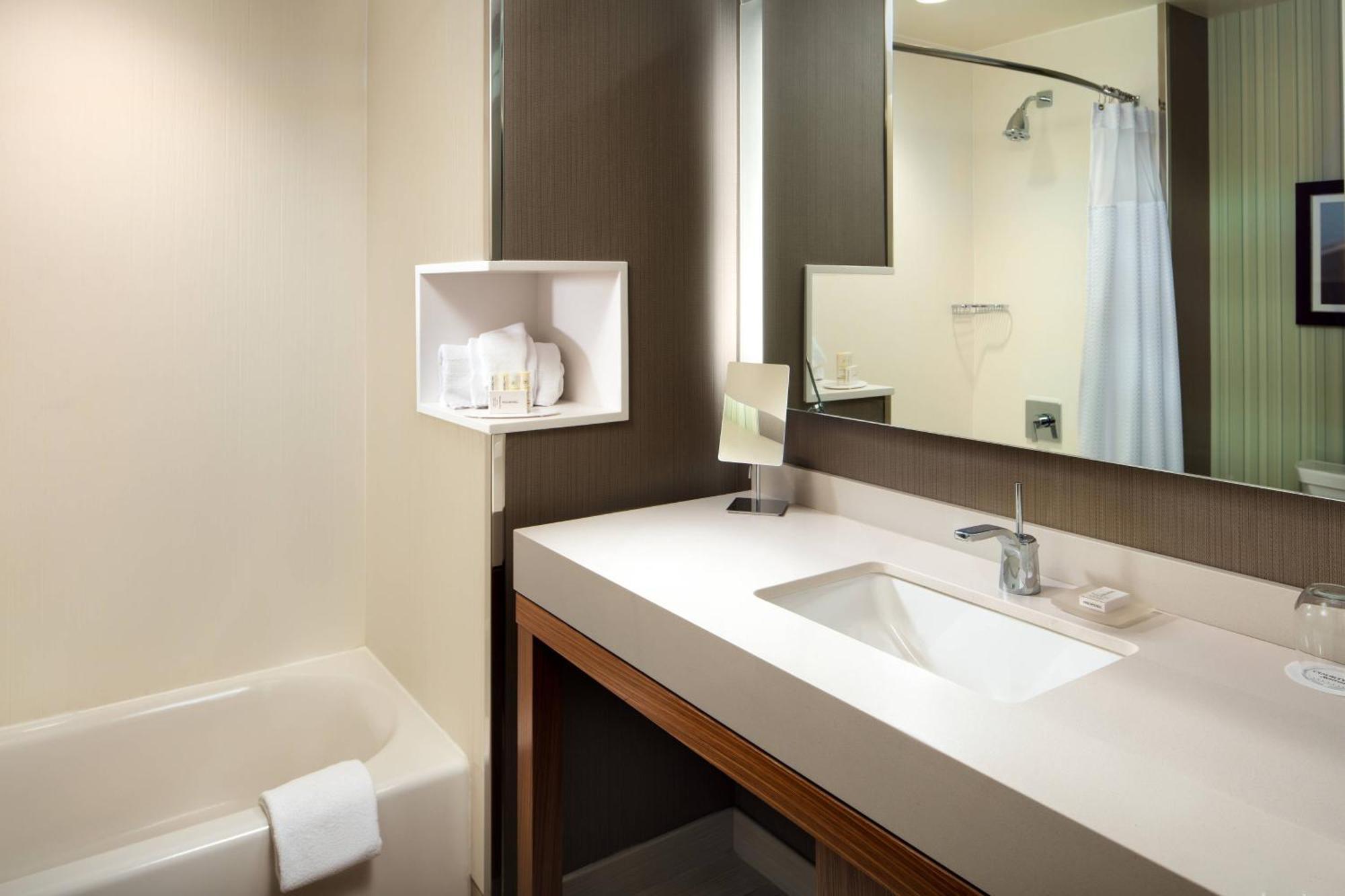 Courtyard By Marriott Erie Bayfront Hotel Екстериор снимка
