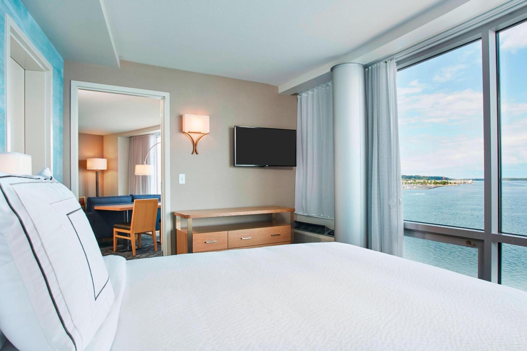 Courtyard By Marriott Erie Bayfront Hotel Екстериор снимка