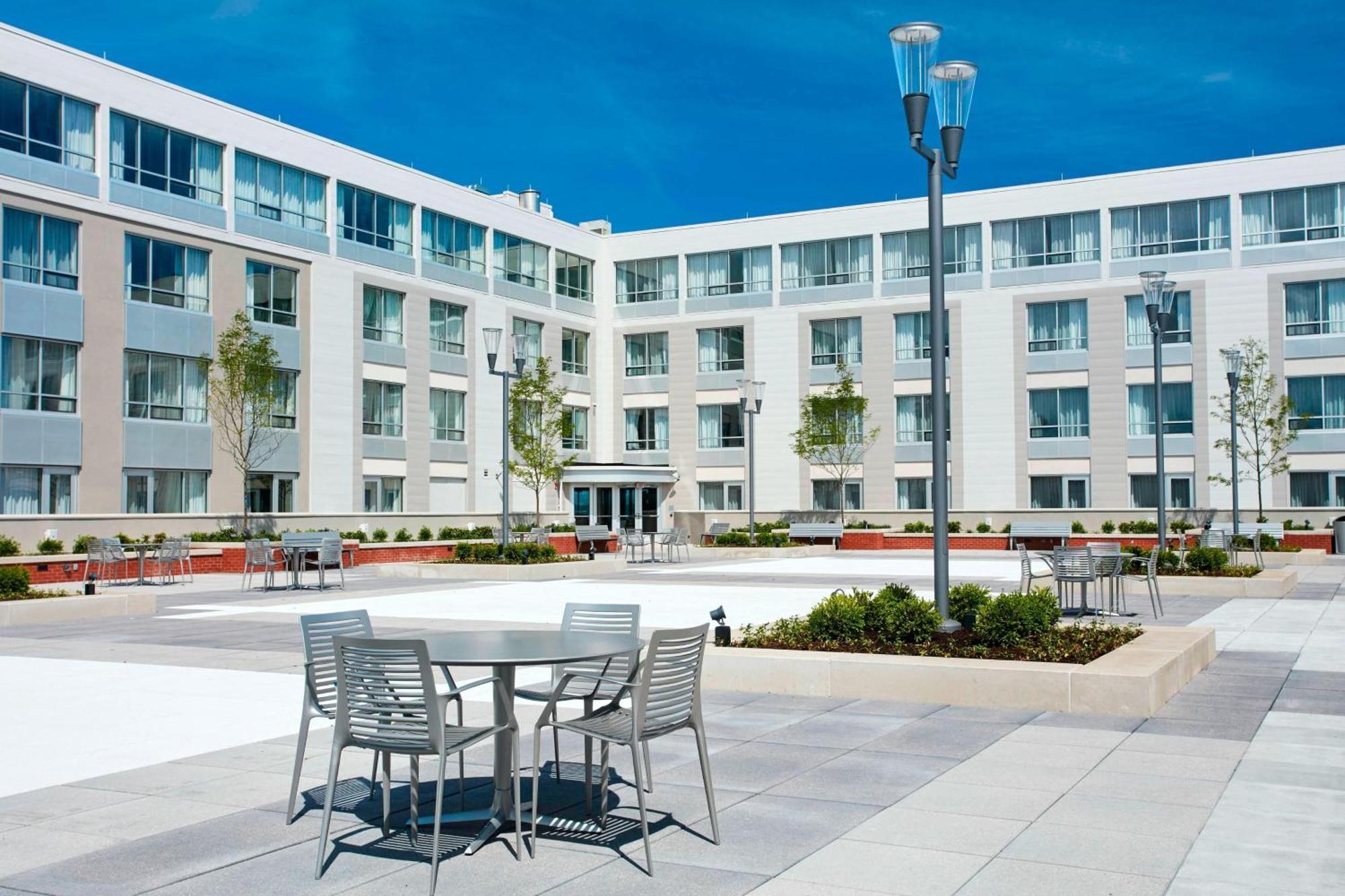 Courtyard By Marriott Erie Bayfront Hotel Екстериор снимка