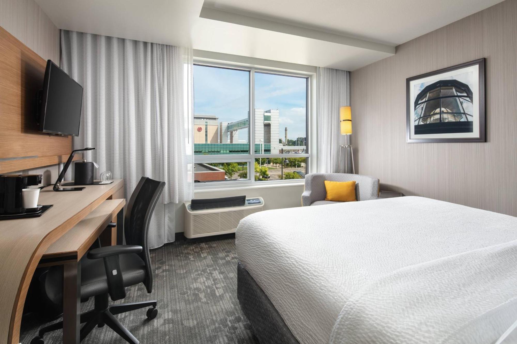Courtyard By Marriott Erie Bayfront Hotel Екстериор снимка