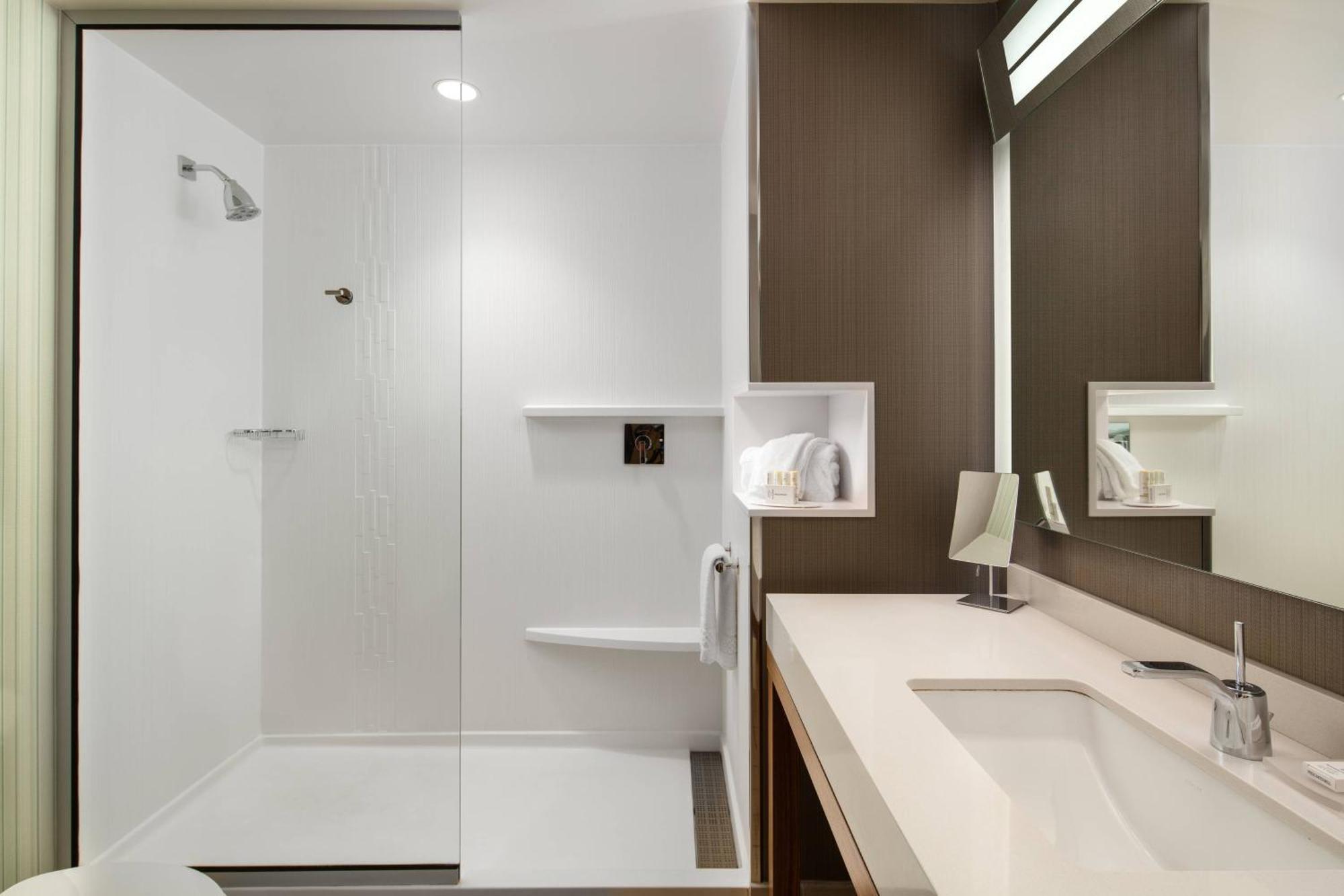 Courtyard By Marriott Erie Bayfront Hotel Екстериор снимка