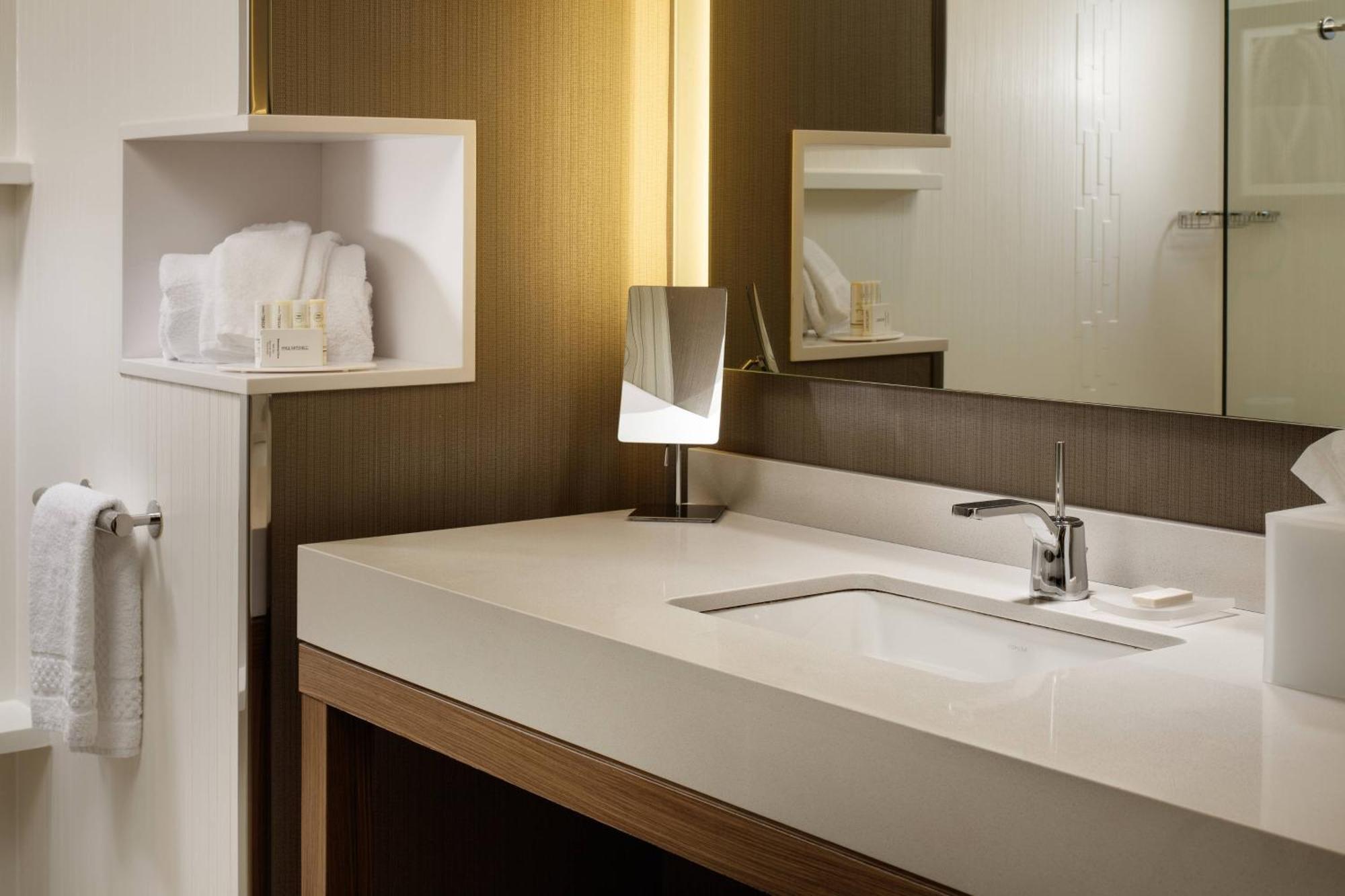 Courtyard By Marriott Erie Bayfront Hotel Екстериор снимка
