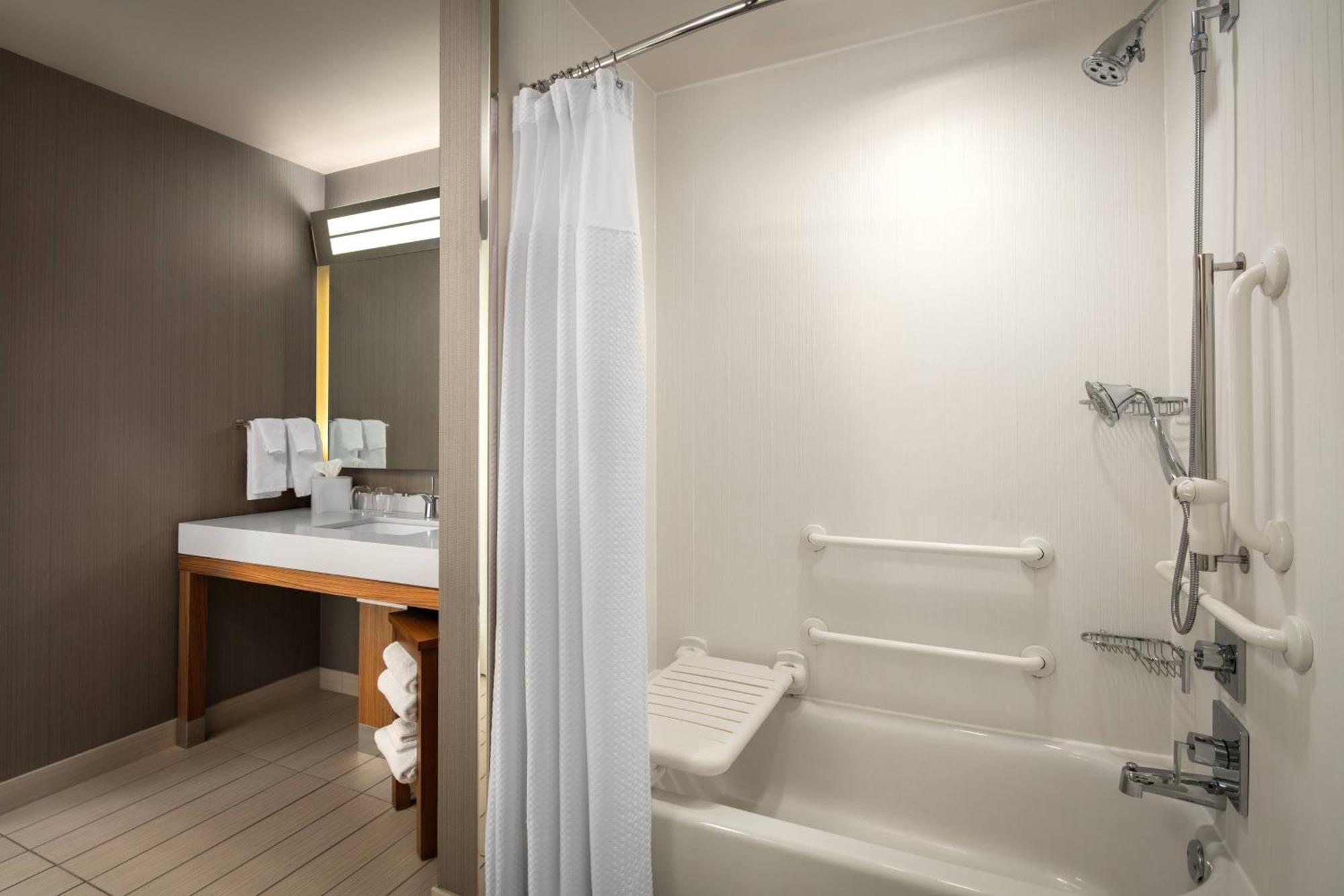 Courtyard By Marriott Erie Bayfront Hotel Екстериор снимка