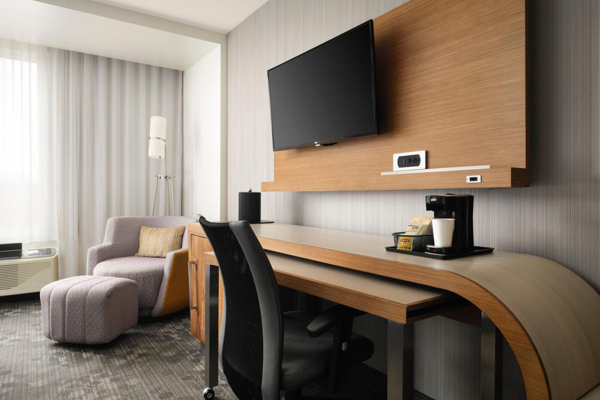 Courtyard By Marriott Erie Bayfront Hotel Екстериор снимка